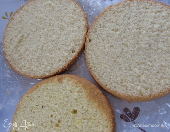 Бисквит разрежьте на три части, при желании можете пропитать.