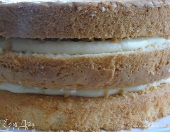 Накройте вторым коржом, затем вторая половина крема 1, опять штрейзель и накройте третьим коржом.