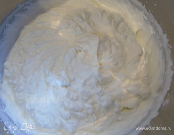 Для крема 2 взбейте сливки с сахарной пудрой до пышности.