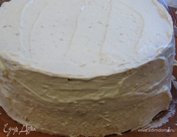 Нанесите крем 2 на бока и верх торта.