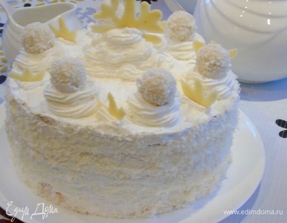 Посыпьте кокосовой стружкой и украсьте по желанию.