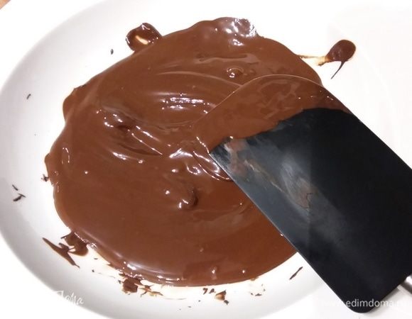 Я сделала шоколадный декор в виде стружки. Для этого нужно растопить шоколад (я растапливала в микроволновой печи). 