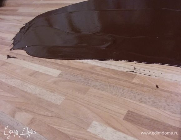 Вылить шоколад на плоскую поверхность (я делала прямо на рабочей плите, но в целях сохранения кухонного имущества советую выбрать другую ровную, плоскую, стабильную поверхность) и большим ножом распределить по поверхности в тонкий слой. Дать полностью остыть и скрепиться.