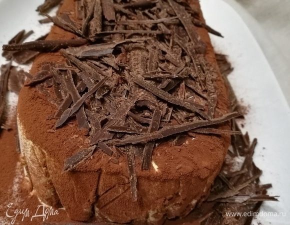 За приблизительно 20-25 минут вынуть десерт из морозилки. Украсить по традиции какао. Сверху выложить шоколадную стружку. 