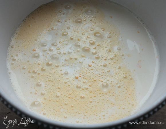 Смешайте молоко, сливки и ванильную эссенцию. Подогрейте смесь на огне почти до кипения. Постепенно добавляйте молочно-сливочную смесь, не прекращая взбивать на небольшой скорости.