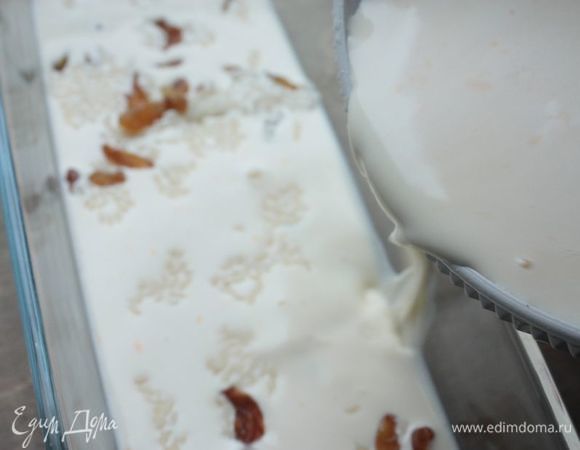 Перемешайте получившуюся яичную смесь с рисом и аккуратно влейте в форму для выпечки.