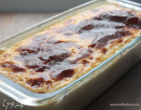 Выпекайте пудинг, помешивая каждые 5-7 минут, в течение первых 40 минут, а затем выпекайте в течение еще примерно 1 часа, пока пудинг полностью не пропечется. Высота слоев зависит от интенсивности помешивания: чем чаще и активнее вы мешаете, тем меньше получается слой-суфле. В какой-то момент я перестала перемешивать пудинг и вот результат!
Дайте готовому пудинг немного остыть и, не вынимая из формы и не разрезая, поместите его в холодильник на ночь.