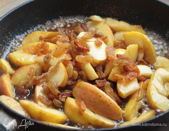 Чтобы приготовить яблочный соус, растопите на сковороде сливочное масло и добавьте сахар. Яблоки порежьте на дольки и, когда сахар растворится, тоже поместите на сковороду вместе с изюмом и мелко натертой лимонной цедрой. Готовьте яблоки в течение 10 минут на среднем огне, пока они не станут мягкими.

