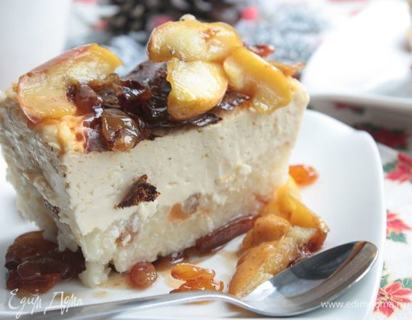 Разрежьте пудинг на 8 частей. При желании их можно обжарить буквально по 2 минуты с каждой стороны на среднем огне, на сливочном масле до золотистого цвета (на это вам понадобится еще около 60-80 г сливочного масла). Полейте сверху яблочным соусом и подавайте!