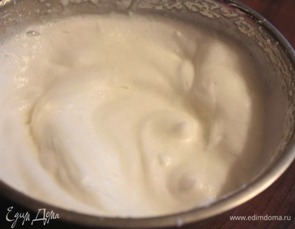 Тирамису делается по классическому итальянскому рецепту. Для начала взбейте белки до устойчивых пик.