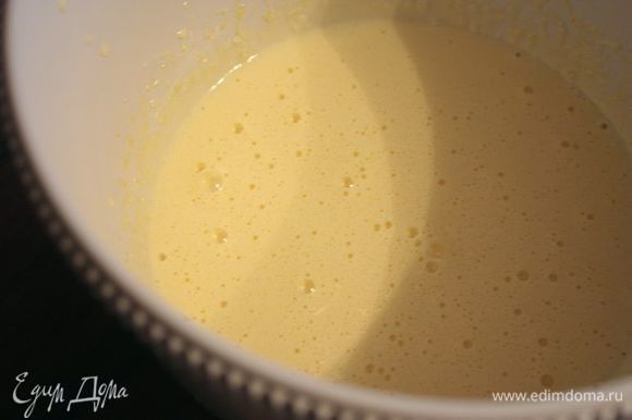 Взбейте в течение 5-7 минут желтки с сахаром, чтобы они побелели и увеличились в объеме, а затем добавьте в смесь маскарпоне.