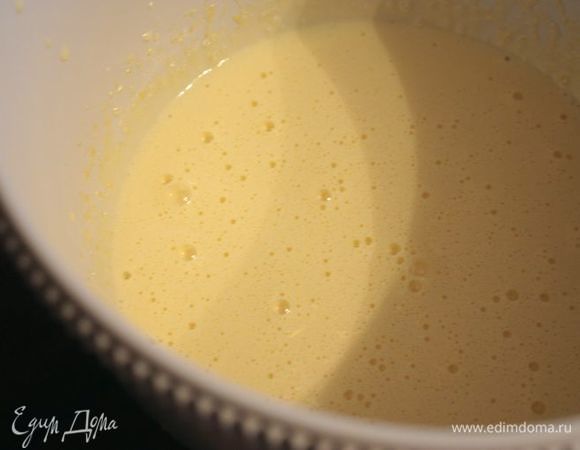 Взбейте в течение 5-7 минут желтки с сахаром, чтобы они побелели и увеличились в объеме, а затем добавьте в смесь маскарпоне.