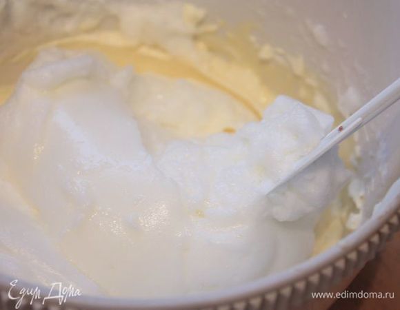 Аккуратно вмешайте взбитые белки в крем.