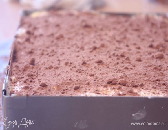 Самый последний слой присыпьте какао-порошком или оставшимся тертым шоколадом. У меня стандартно получается 2 слоя.

