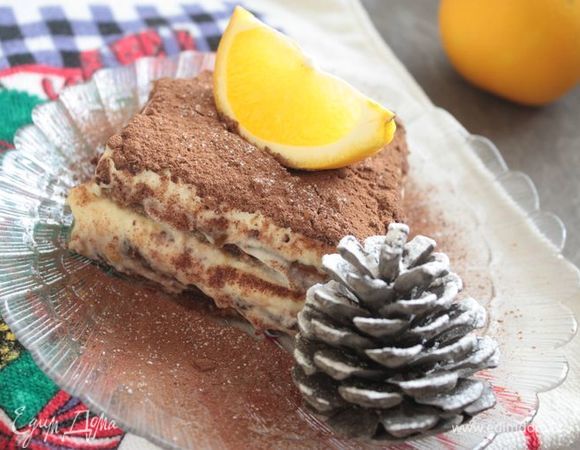 Отправьте тирамису в холодильник на 2-3 часа, затем аккуратно нарежьте на порции острым ножом и подавайте к столу.
Надеюсь, этот новогодний десерт украсит ваш новогодний стол и придется по вкусу гостям!
С Новым годом вас! :)