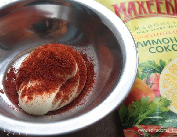 Смешайте паприку с майонезом ТМ «МахеевЪ» до однородной консистенции.