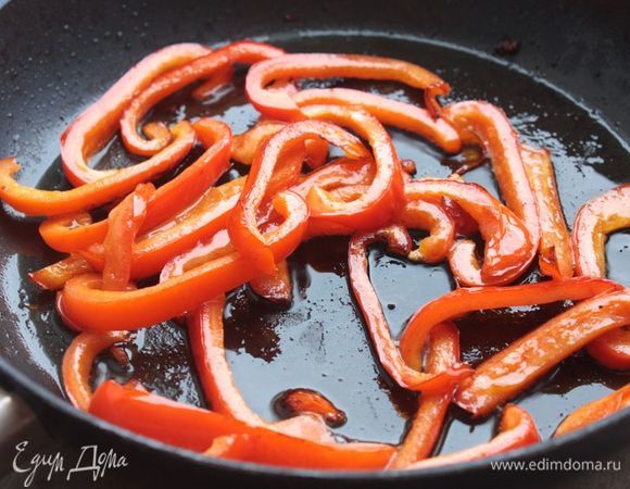 Сладкий перец очистите от косточек и сердцевины, нарежьте на тонкие дольки и обжарьте на среднем огне до полуготовности. Куриную грудку на полчаса замаринуйте в оливковом масле с небольшим количеством чеснока.