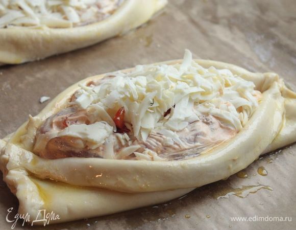 Смажьте «лодочку» из теста яичным желтком и отправьте ее запекаться в духовку на 20-25 минут при 180°С (без конвекции). Если куриная грудка попалась толстоватая и есть вероятность того, что можно убрать температуру до 150°С, накрыть «лодочку» фольгой и довести до готовности. 