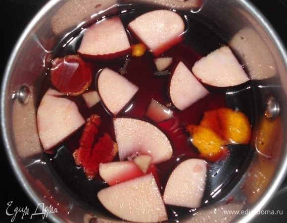 Все предельно просто.В кастрюльку влить ягодный сок (у меня яблоко-вишня), добавить специи ,нарезанное яблоко и корень имбиря. С мандаринов снять кожуру и тоже положить в кастрюльку. Довести до кипения, сразу снять с огня. Накрыть крышкой и дать настояться 10-15 минут.