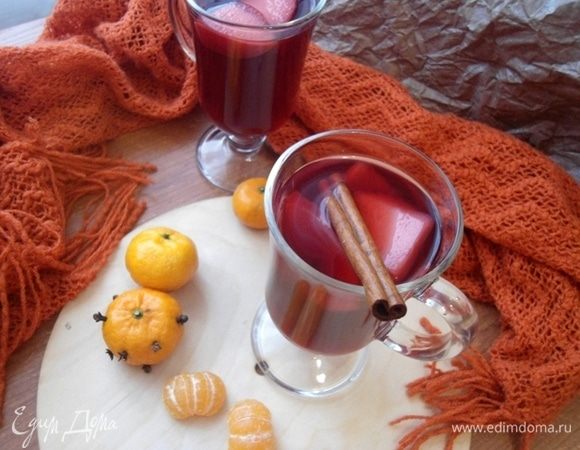 Напиток процедить. С мандаринов выжать сок и влить в наш безалкогольный глинтвейн. Яблоки можно добавить в бокалы, они напитались специями и стали очень вкусные. Размешать, разлить по бокалам и наслаждаться теплым напитком!
