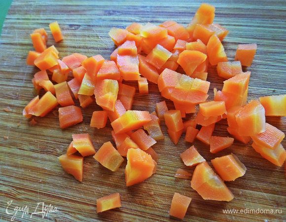 Одну крупную нарезать мелко кубиком.