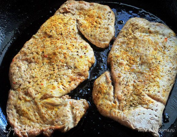 Куриное филе разрезать вдоль, отбить, запанировать в приправах для курицы.