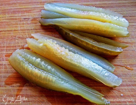 Огурец нарезать полосками.