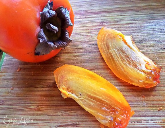 От хурмы отделить четверть или половинку, если мелкая.