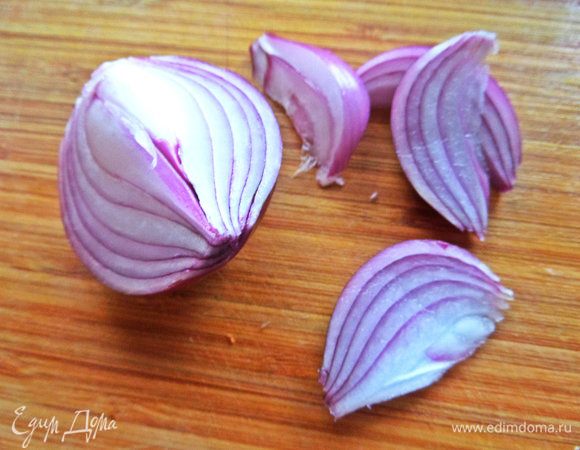 Очень подходит для салатов красный лук.