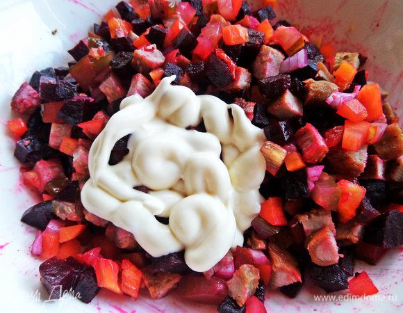 Перемешать, заправить майонезом.