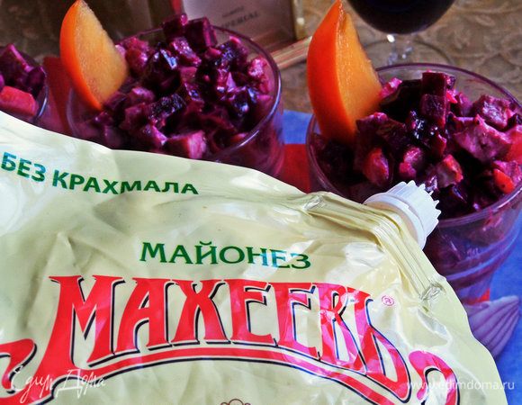 Подать салат можно в коротких широких стаканах, из которых удобно кушать.