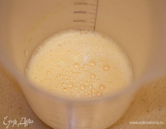 В холодную воду добавить уксус, перемешать. Взбить яйца, добавить в яичную смесь водно-уксусный раствор и соль, перемешать.