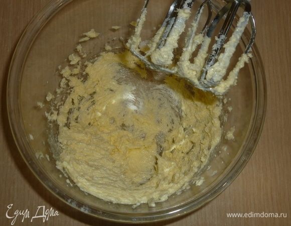 Масло предварительно достать, чтоб оно размягчилось при комнатной температуре. Духовку разогреть до 180°С. Масло растереть или взбить с сахаром и ванильным сахаром.