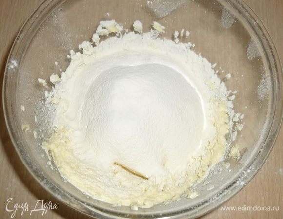 Добавить муку, разрыхлитель, яйцо, творог (если берете зернистый творог, лучше его протереть через сито или прокрутить в блендере, до нежной консистенции).