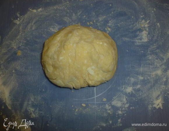 Вымесить тесто, оно не должно липнуть к рукам, при необходимости добавить еще муки.