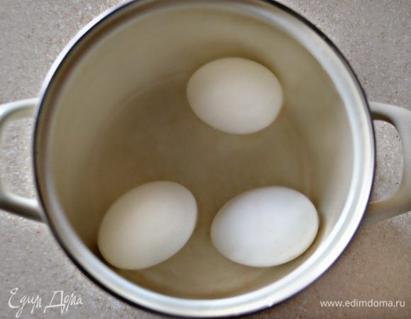 Яйца отварить. Почистить и нарезать мелкими кубиками.