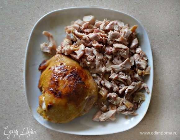 Куриные бедра (450 г) натереть сванской солью и приправить перцем. Обжарить под крышкой до готовности. Кожу снять, удалить кости. Мякоть нарезать мелкими кусочками.