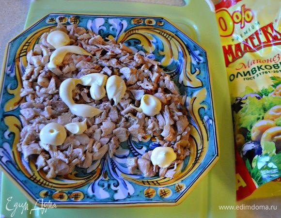 На блюде выложить в виде Деда Мороза в колпаке слоями: в начале — курицу, затем — грибы с луком, после — яйца, каждый слой промазывая слегка майонезом ТМ «Махеевъ». Для украшения яйцо разделите на белок и желток, натрите по отдельности на мелкой терке и выложите на салат, имитируя лицо деда Мороза. Красный перец нарежьте мелкими кубиками и выложите в виде колпака. Глаза можно сделать из маслин, а нос и рот — из моркови. 