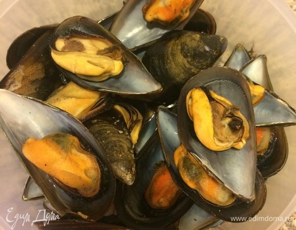 Мидии и креветки хорошо вымыть.