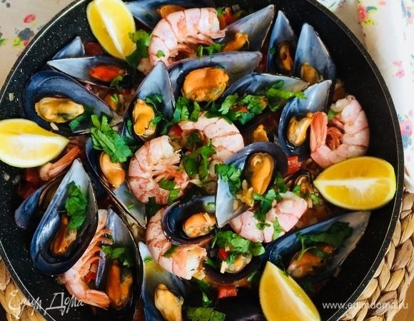 Готовую паэлью снять с огня, убрать крышку, накрыть сковороду бумагой (валенсийцы накрывают сковороду газетой) и дать постоять 5 минут.