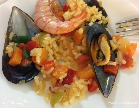 Готовую паэлью не перекладывают на блюдо, а подают прямо в сковороде.