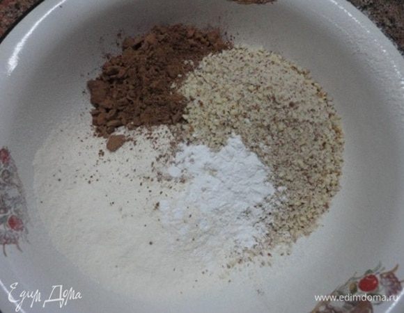 Миндаль, просеянную муку, разрыхлитель и какао смешать в миске.