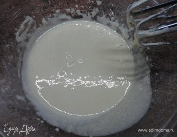 Желтки и сахар взбить до бела.