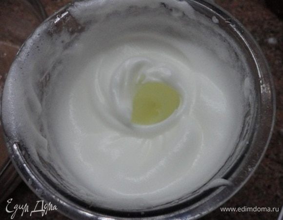 Белок взбить в крепкую пену.