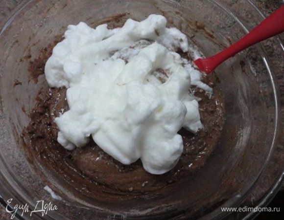 К желткам поочередно добавлять миндально-мучную смесь и белки.