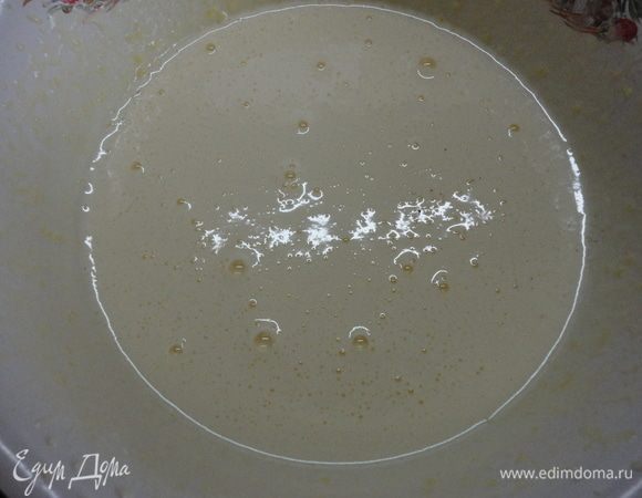 Яйца с сахаром взбить добела. Добавить муку с разрыхлителем. Перемешать с помощью  миксера. Добавить масло, взбить миксером. Добавить кипяток, опять взбить миксером.