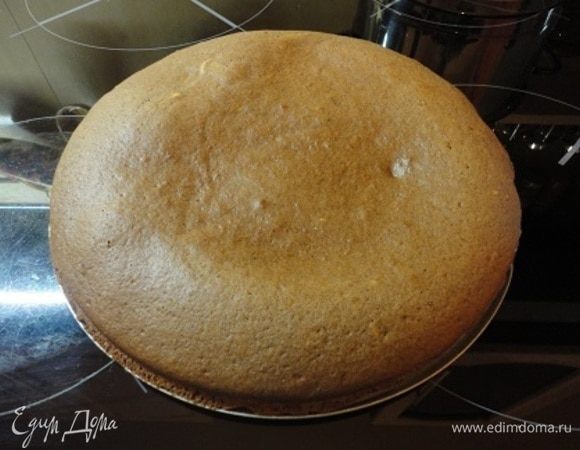 Разъемную форму выстилаем бумагой, выливаем тесто и выпекаем бисквит 35-40 минут при температуре 180°С. Оба бисквита я пекла 30 декабря вечером и оставила их, обернув пищевой пленкой, на ночь.