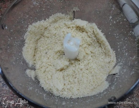 Вечером можно приготовит и марципановую массу. Очищенный миндаль (можно купить или самим очистить с помощью кипятка) измельчить как можно мельче.