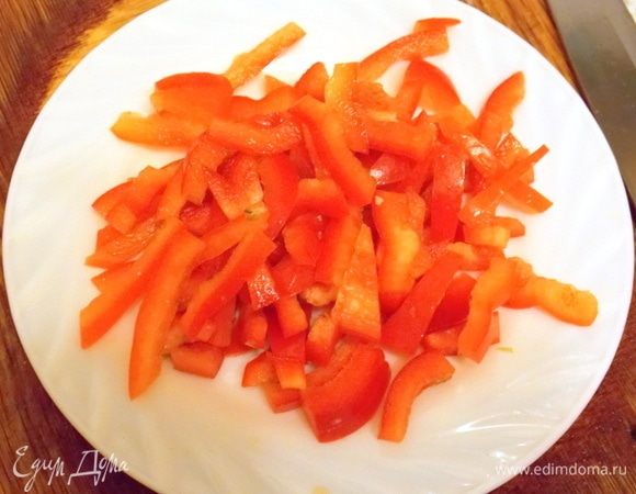 Нарезать соломкой очищенный от семян болгарский перец.