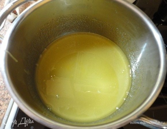 Утром готовим крем. Желтки, сахар, ванильный сахар, просеянную муку и молоко смешиваем в небольшой кастрюльке и ставим на горячую водяную баню, взбиваем венчиком, пока крем не загустеет. Крем охладить.